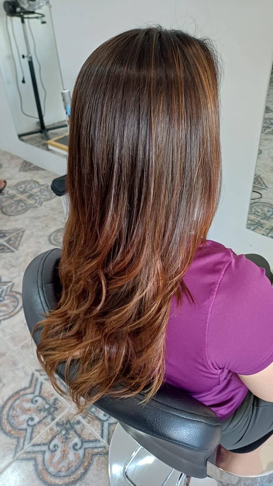Corte moderno y peinado en peluquería cerca de Cipolletti